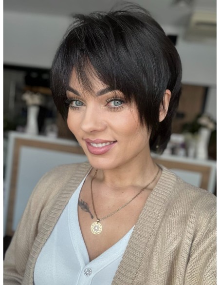 Mona-Brązowa krótka peruka z włosów naturalnych  z grzywką XS