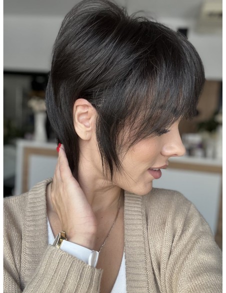 Mona-Brązowa krótka peruka z włosów naturalnych  z grzywką XS