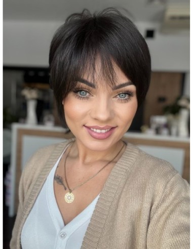 Mona-Brązowa krótka peruka z włosów naturalnych  z grzywką XS