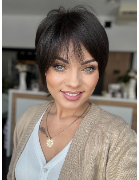 Mona-Brązowa krótka peruka z włosów naturalnych  z grzywką XS