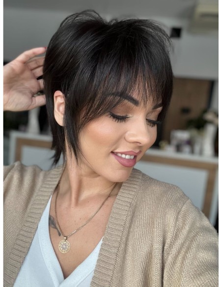 Mona-Brązowa krótka peruka z włosów naturalnych  z grzywką XS