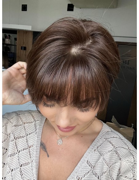 Ila K2 z grzywką+mikroskóra-Krótka peruka z włosów naturalnych